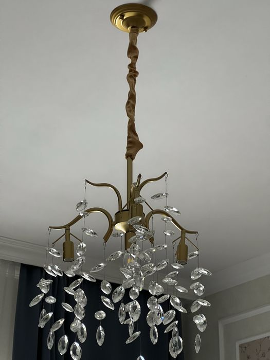 Продам новую люстру с 4-мя лампочками за 16500 тг.