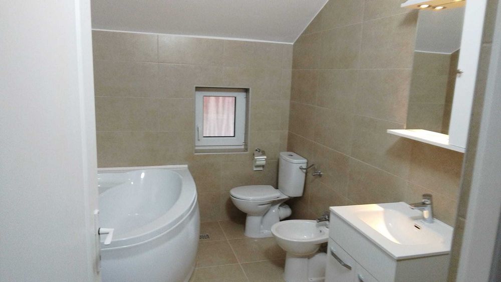 Închiriez mansardă cu 3 camere, 2 băi, un hol și o terasă