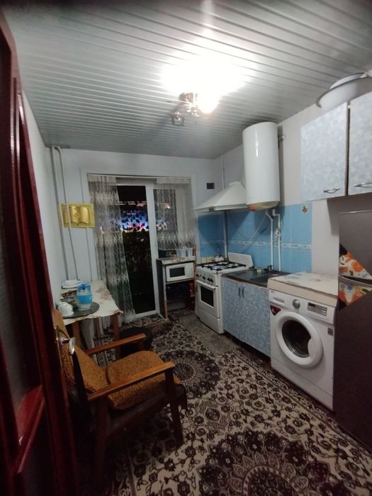 Chorsu bozori yonida Eski chorsu gastinsa roʻparasida