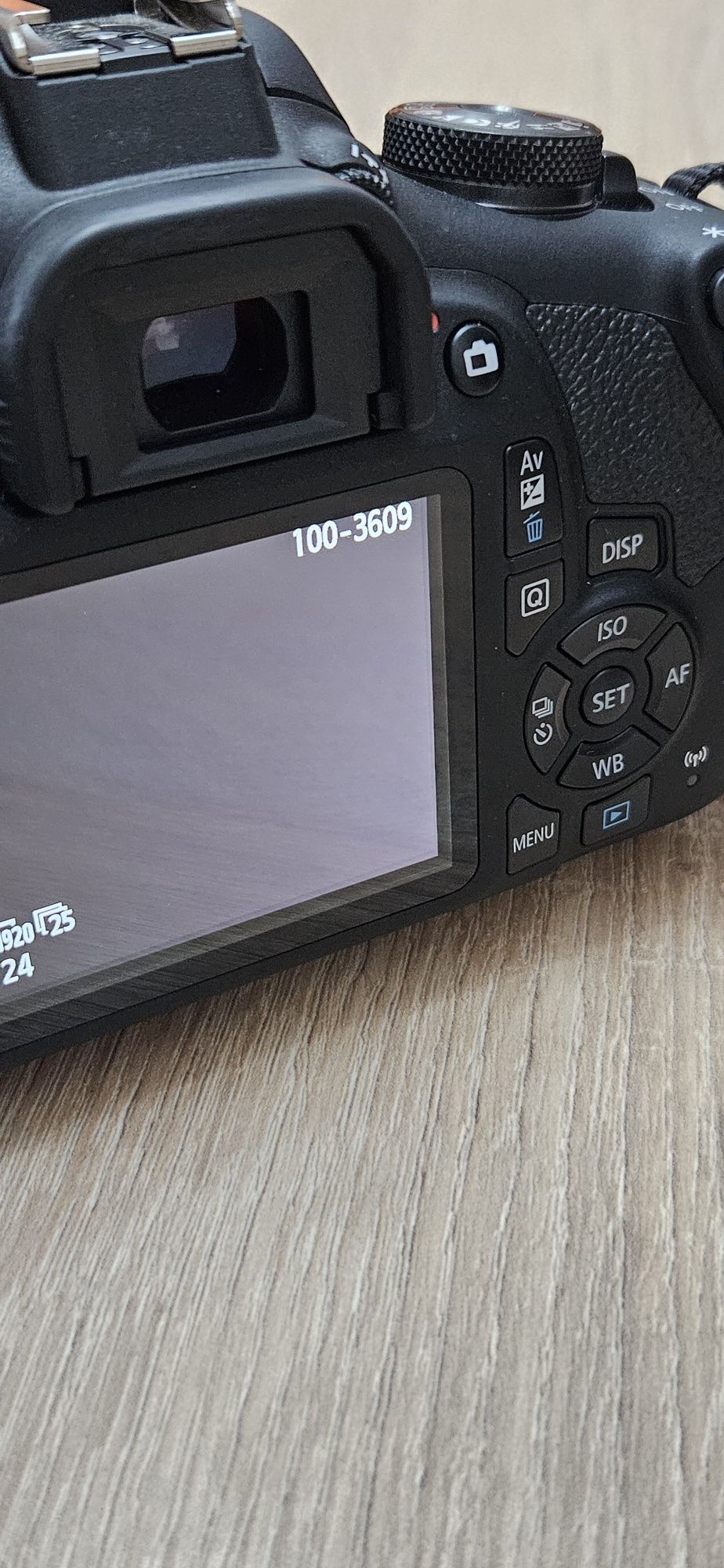 Неразличим от нов фотоапарат Canon eos 2000d + много подаръци