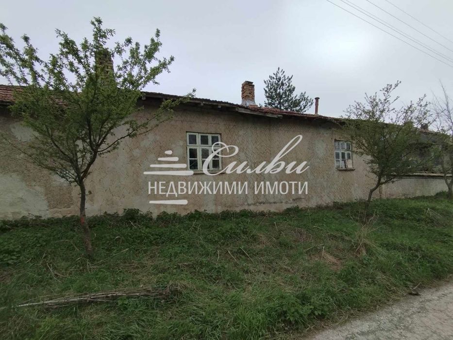 САМОСТОЯТЕЛНА къща с голям двор - село Овчарово