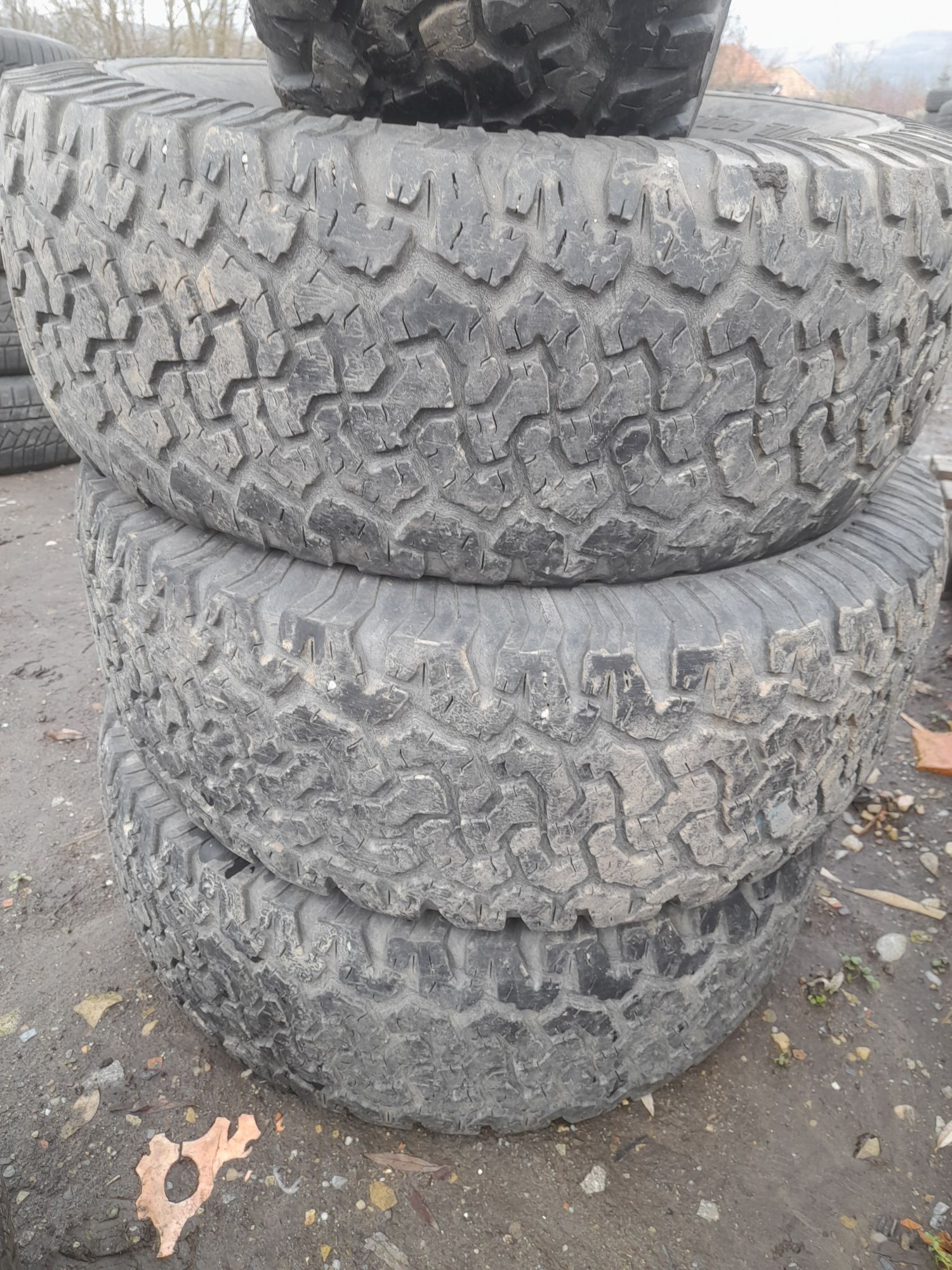 Vand 1 sau 2 sau 4 anvelope 33×12,50-15 LT nu au spărturi țin aerul