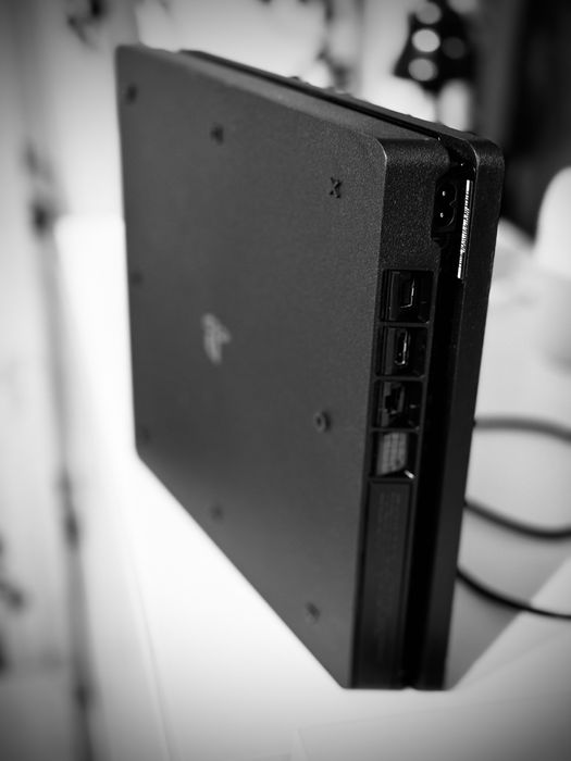 PlayStation 4 + 2 controllere originale, stare excelentă!