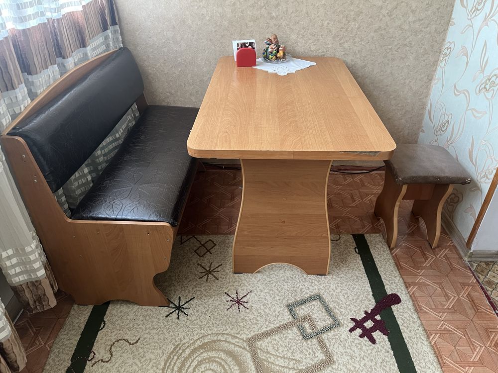 Кухонный стол с диванчиками