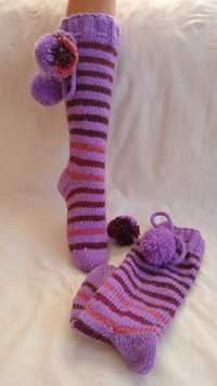 Дълги ръчно плетени чорапи с помпони