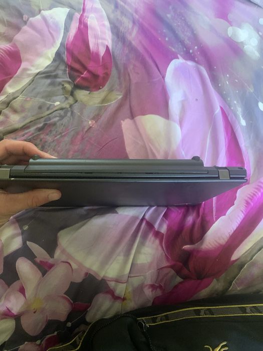 Vând laptop Lenovo cu windows 10 Pro cu două baterii totul funcțional