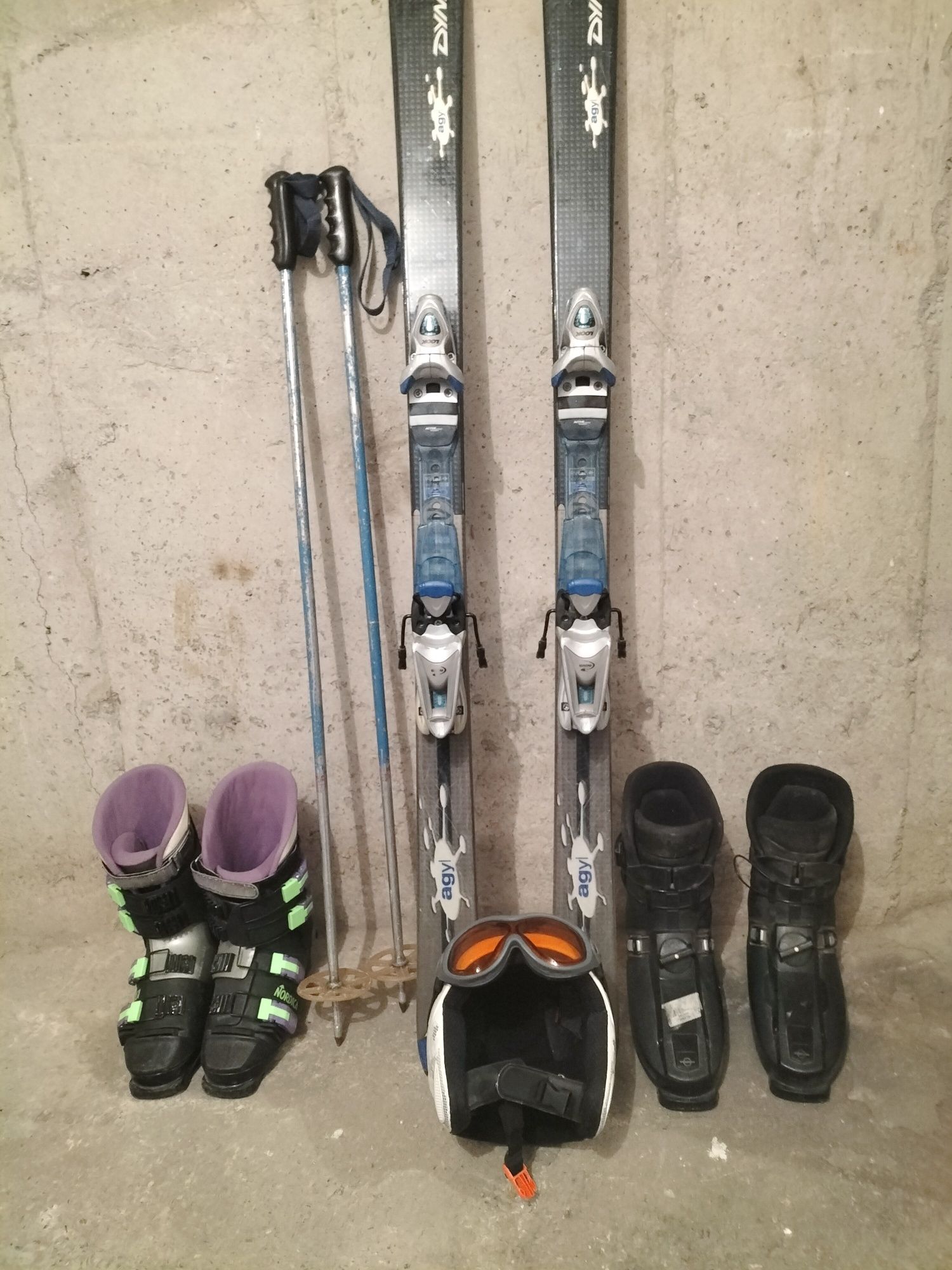 Vând echipament de ski
