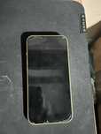 iPhone 14 със счупена задна страна