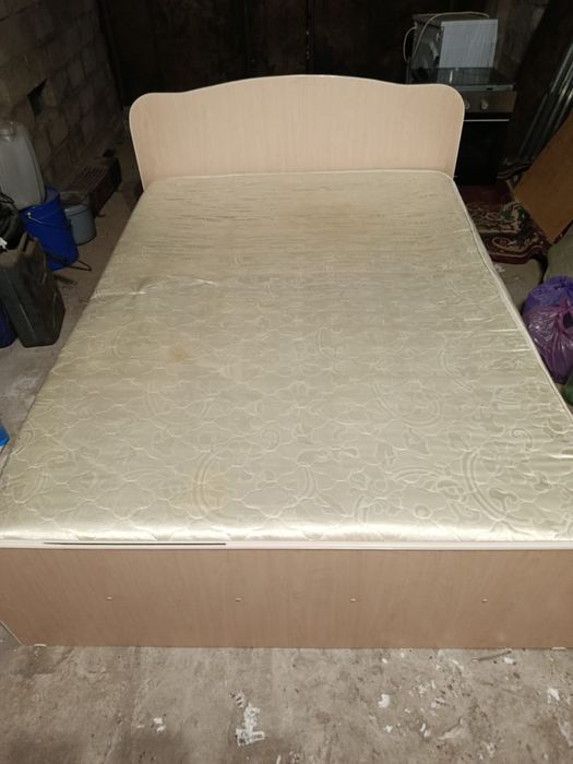 Продам кровать двух спалку.