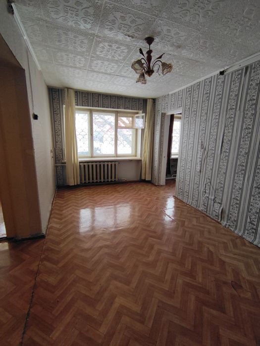 Продам двухкомнатную квартиру с сараем и погребом во дворе