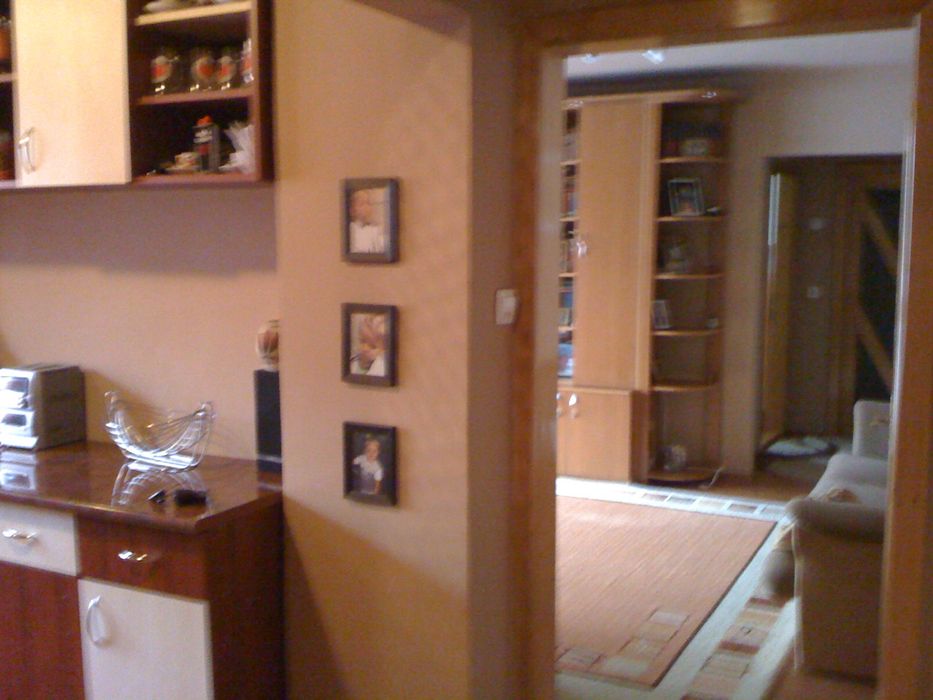 Pers. Fizica Vând apartament cu 3 camere Cetate locatie excelenta.