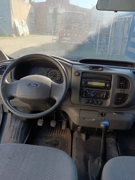 Autoutilitara Ford tranzit