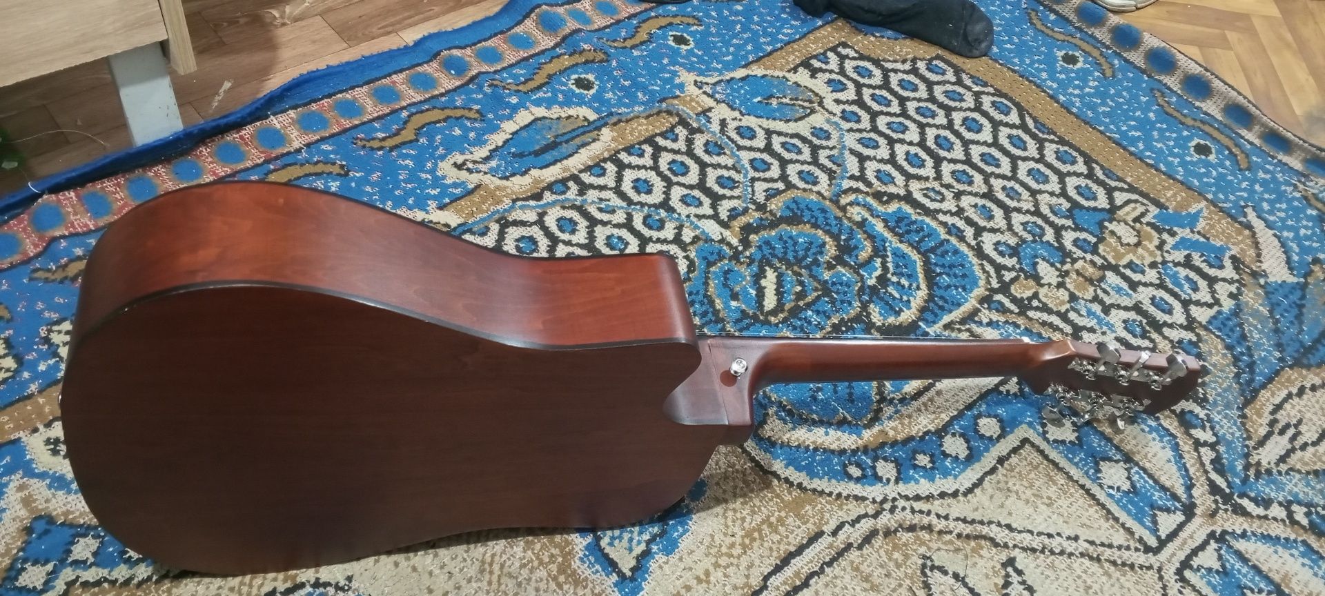 Gitara  sotiladi 700ming