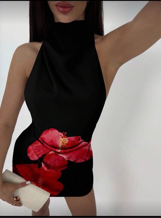 Рокля с гол гръб