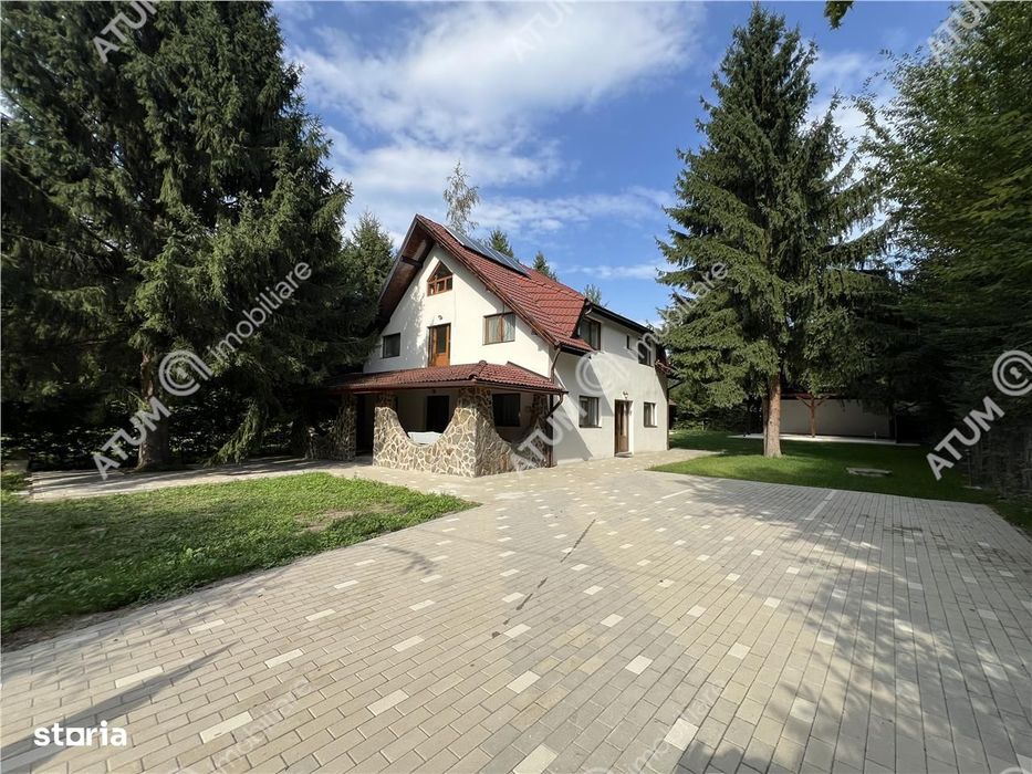 Cabana cu 7 camere 7 bai si teren 1000 mp in Avrig zona Mlaci