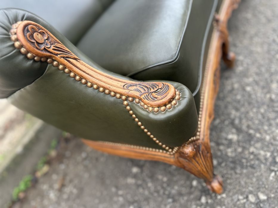 Кожен диван с масив и дърворезба