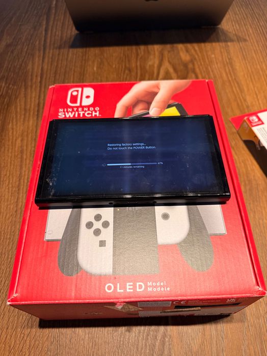 Nintendo Switch + Accesorii - Stare Excelentă
Nintendo Switch 15h