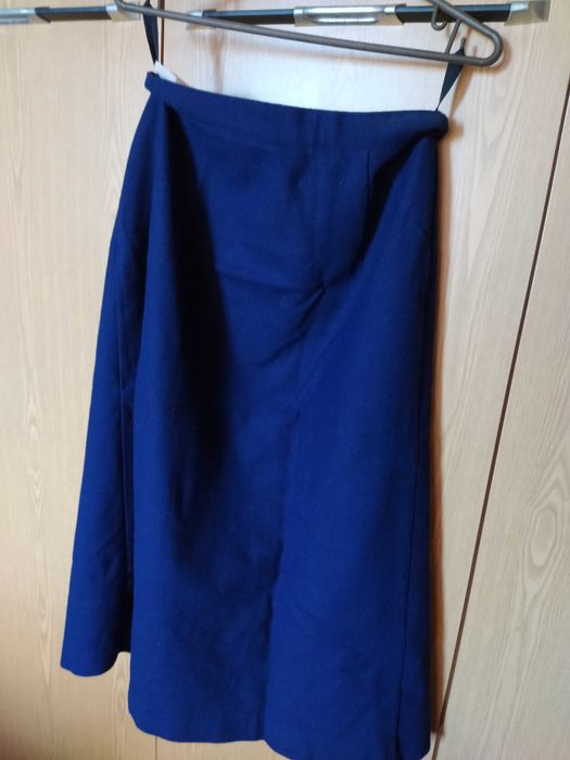 Вълнена пола с копчета отпред