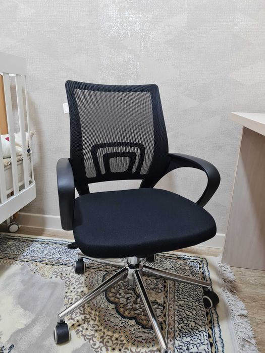 Продаётся стол, тумба и кресло