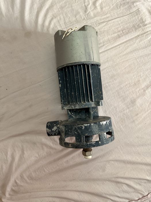 Малый используй на моторчик для воды все нормально работает