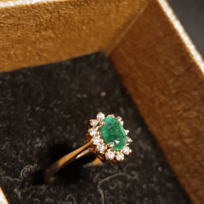 Златен пръстен. Emerald/смарагд/изомруд) и 12 диаманта