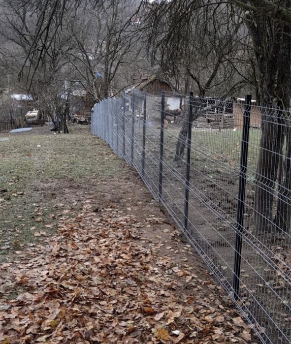 Garduri din plas bordurata