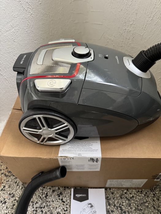 Прахосмукачка с Торба AmazonBasics B07D43B982 700W, с HEPA Филтър!