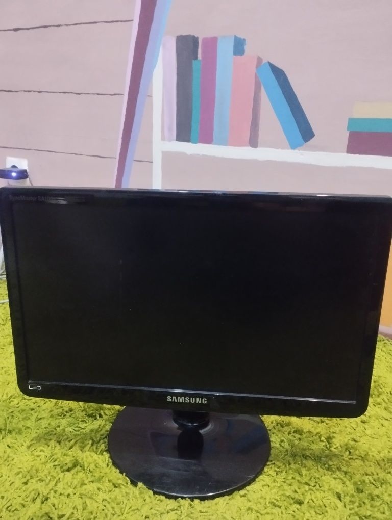 Продам монитор samsung  s19a100n