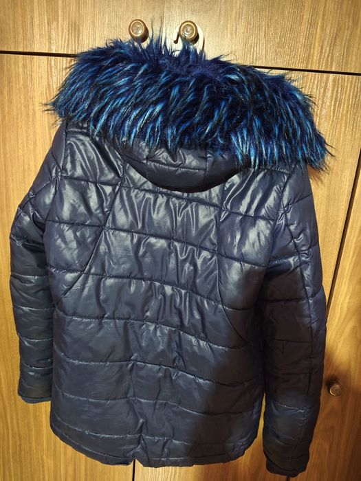 Тъмно синьо зимно яке с пухена качулка