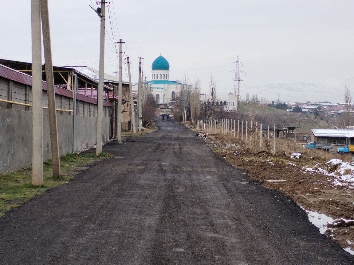 Yer sotiladi 3 sotix Uchqaxramon postidan 7 km kirganda