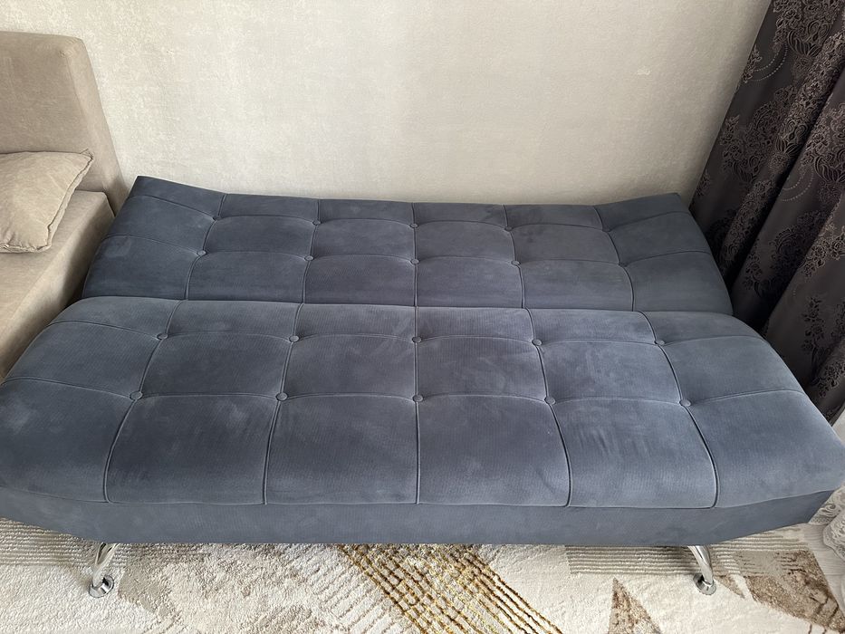 Диван в синем цвете