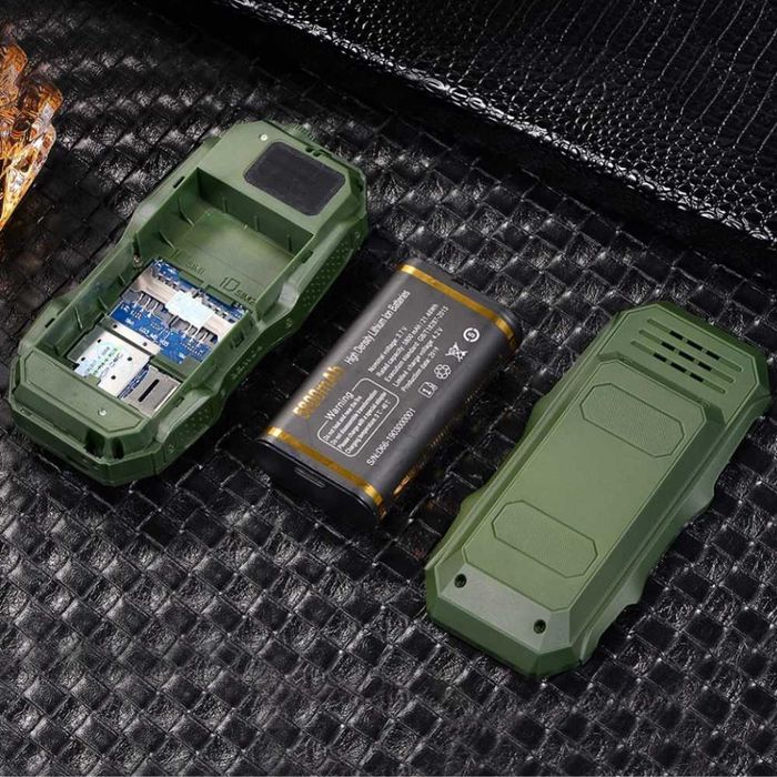 Telefon Militar Dual SIM cu Acumulator 5800mAh, Lanterna si Radio FM