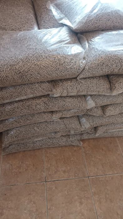 Vând peleti și brichete