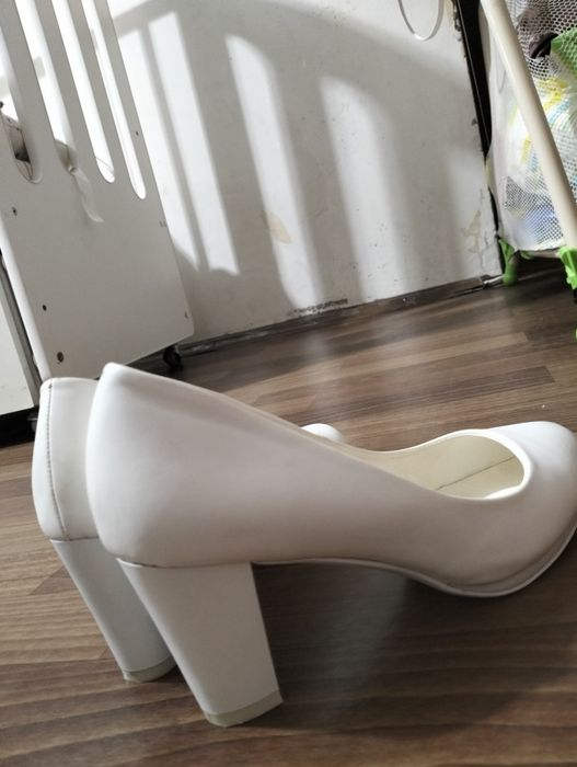 Продам свадебные белые туфли