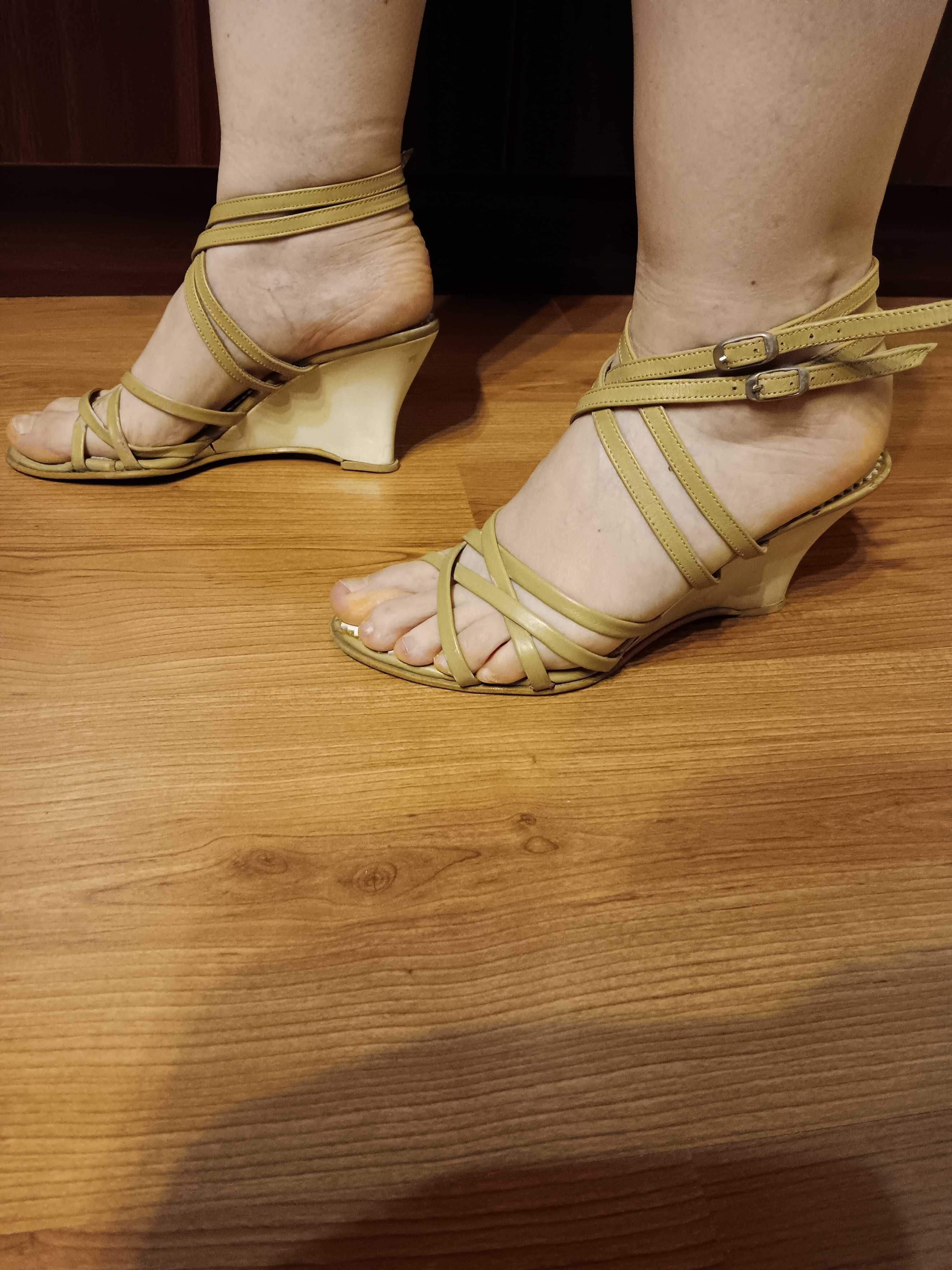 Vand sandale, cu platforma, nr. 38, crem, 120 lei, piele naturala