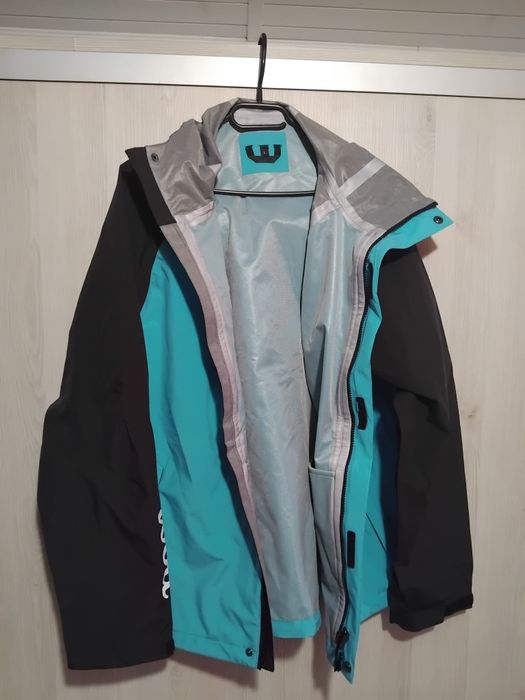 Geaca rezistenta la apa (waterproof)