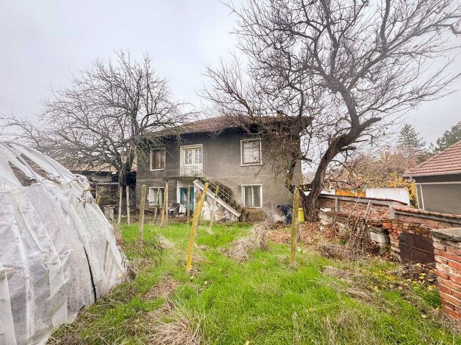 Kъща с 3 спални, гараж и стопански постройки в живописното село Червен
