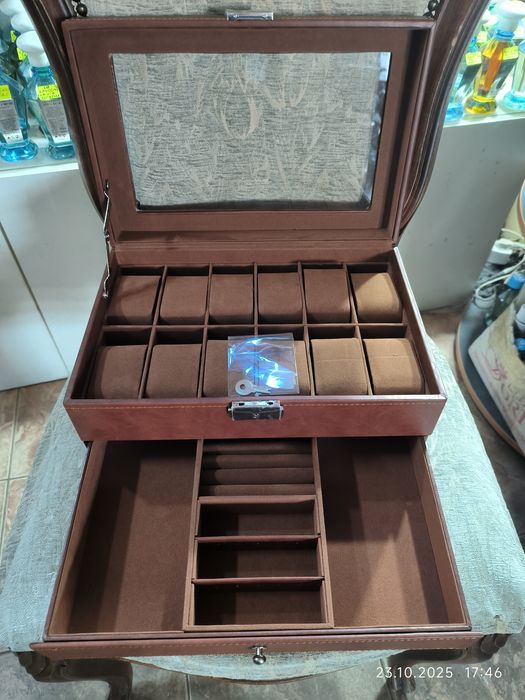 Кутия за 12 часовника и бижута