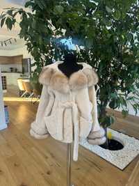 Vand haina din lana Alcantara cu vulpe naturala la 1200 lei