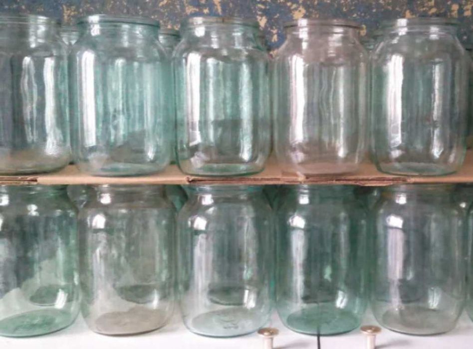 Продам ( 1 литр) стеклянные банки для закрутки 40 штук.