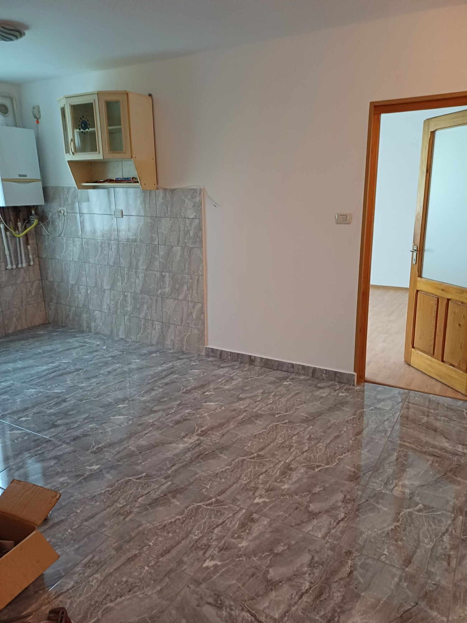 Închiriez apartament decomandat