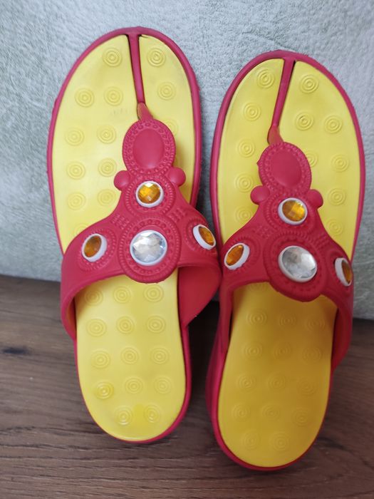 Продавам  дамски чехли