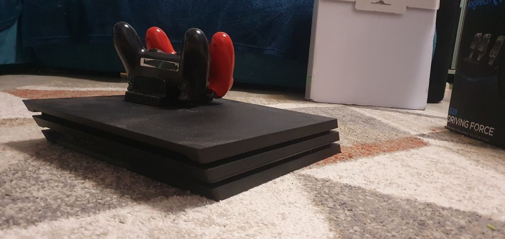 Vând PS4 PRO 1T  în stare impecabila plus jocuri.