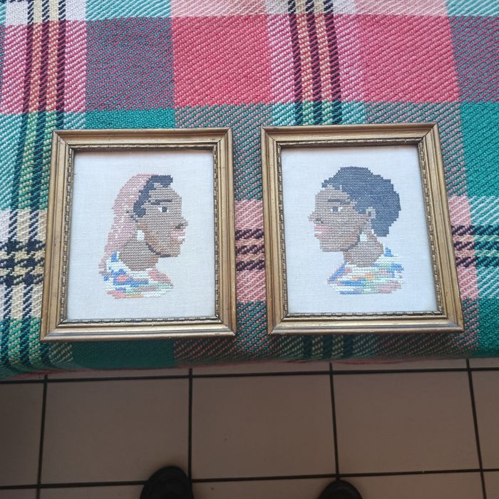 Продавам два гоблена в рамки  18/20 негърчета 30 лв брой