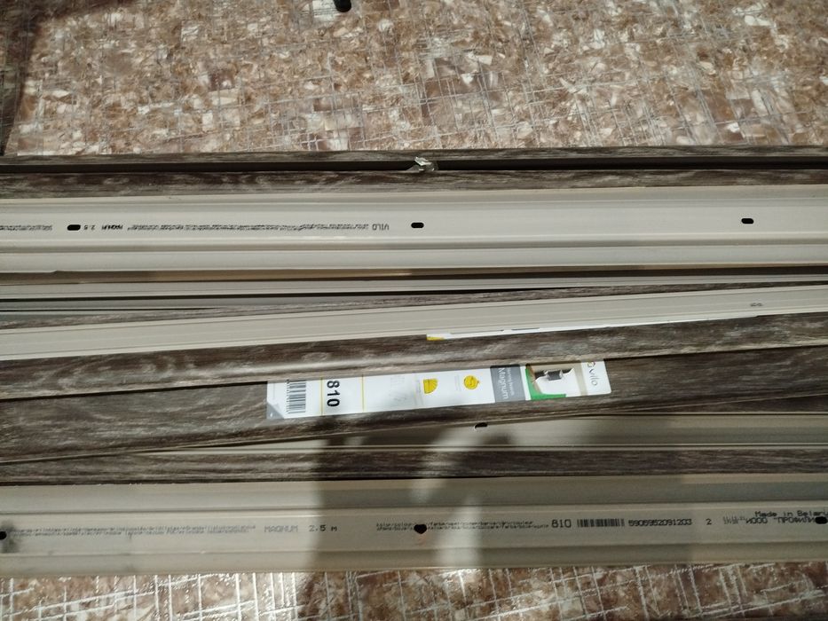 Плинтус новый с фурнитурой