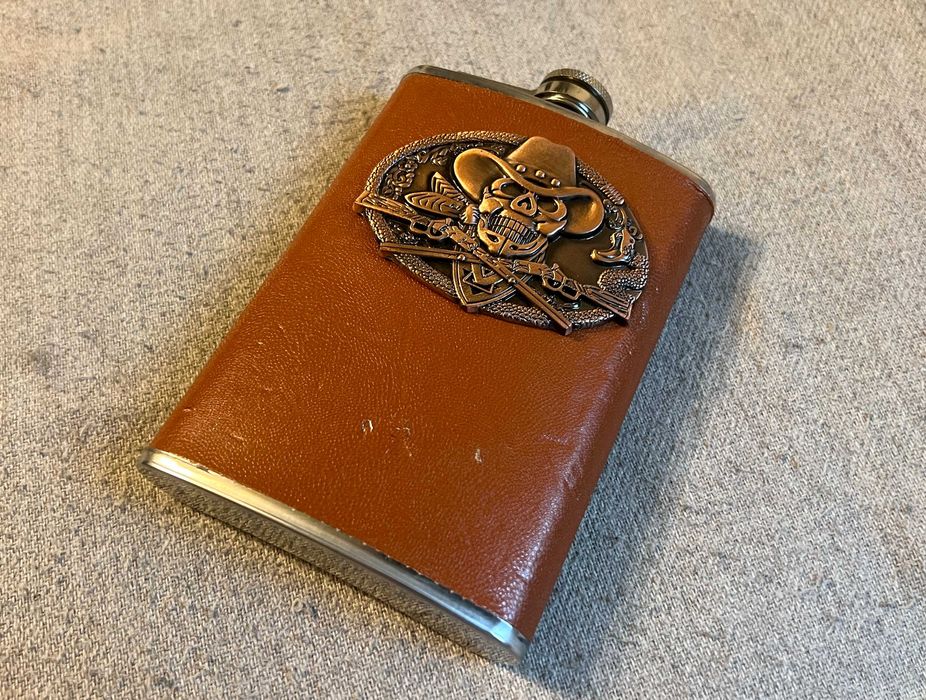 Ploscă inox 9oz îmbrăcată în piele, design cowboy craniu și revolvere