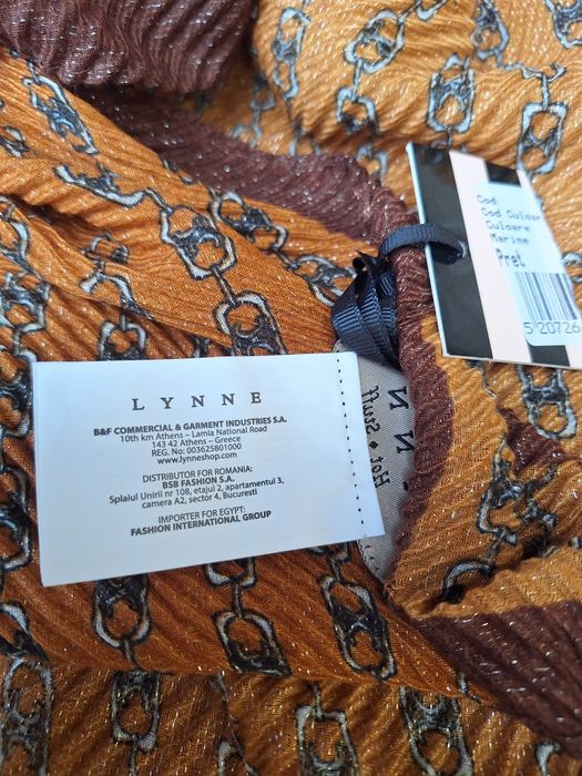 Eșarfă maro cu fire aurii