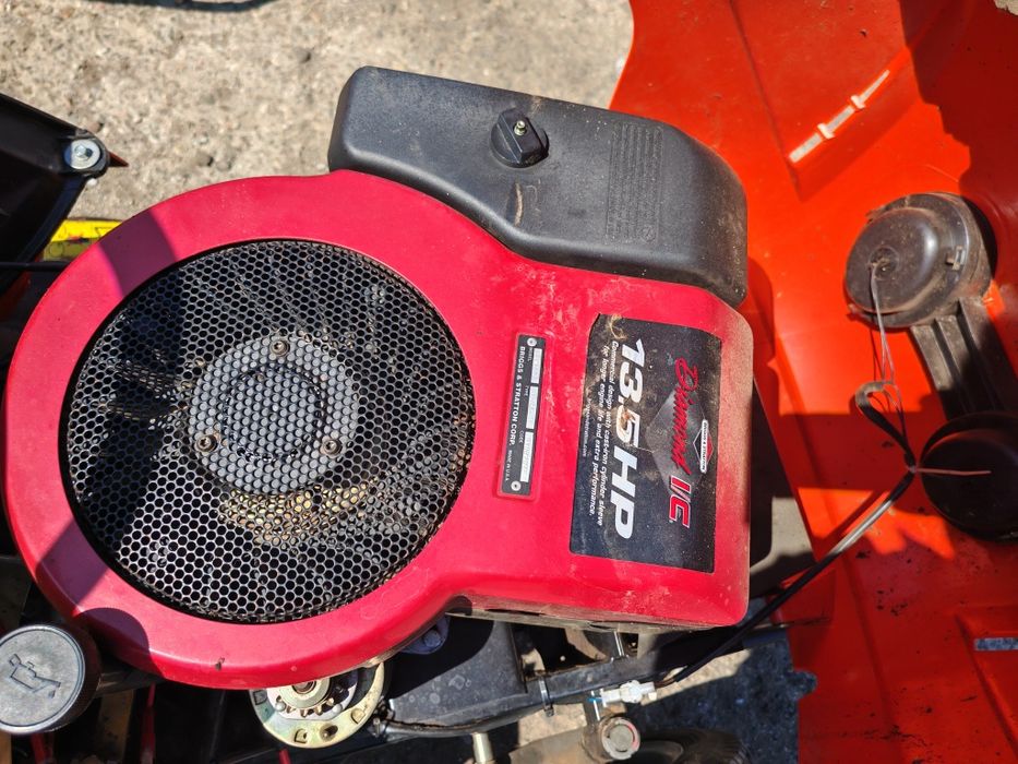 Tractoraș tuns iarba gazon