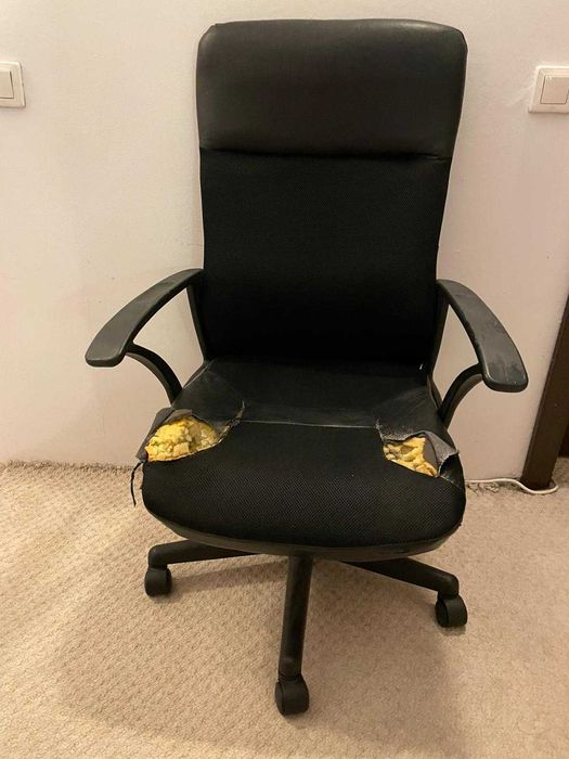 scaun ergonomic negru, cu uzura la sezut