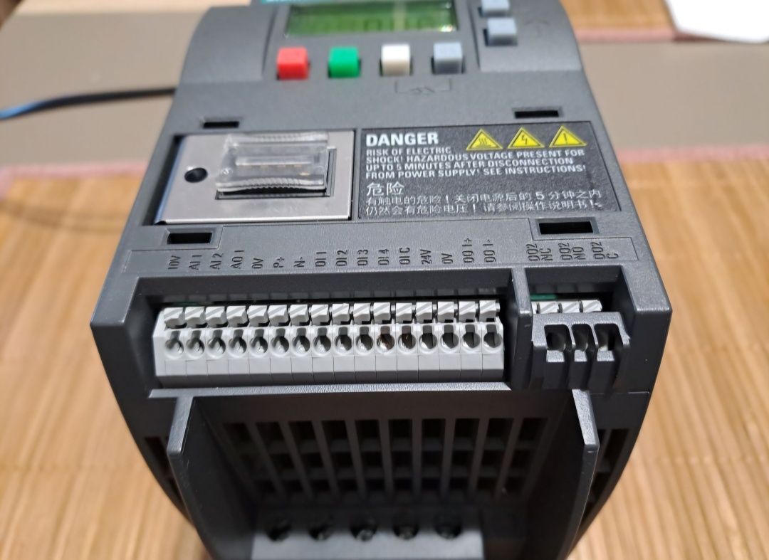 Convertizor frecventa SIEMENS 0,37kW, alim. 230V, iesire 3 faze